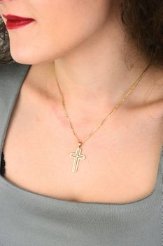 Złoty krzyż 333 ✨ wisiorek unisex z żółtego i białego złota ZA3471 (3).jpg